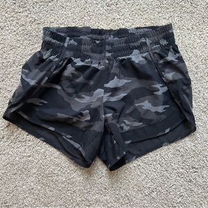 Athleta printed mesh racer run short. Xs black camo
